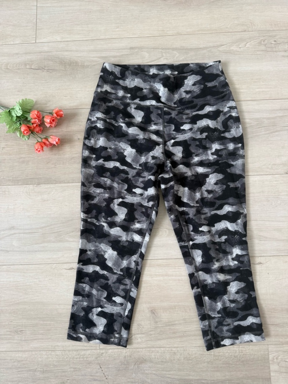 TEK Gear women’s black camo Capri leggings size XL